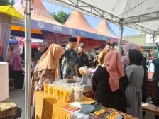 Gelar Pasar Ukril Gempil, Pomosda Kolaborasikan Pelaku Usaha UMKM dengan Para Santri