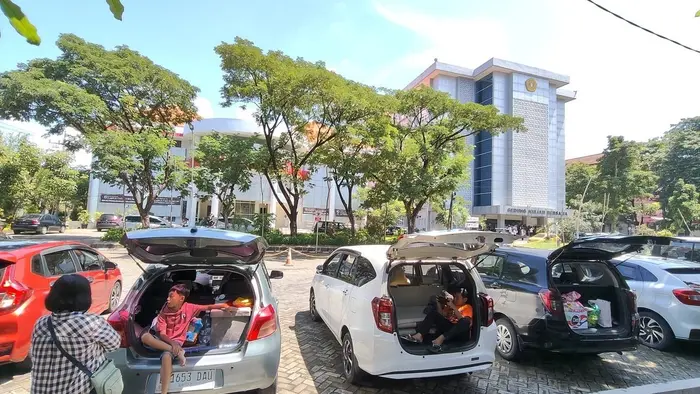 Lahan parkir depan Fakultas Hukum UPN Jawa Timur