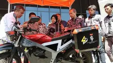Mensos Bagikan Motor Listrik Produksi Mahasiswa Surabaya Ke Papua