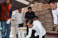 Jokowi Tinjau Persediaan Beras di Gudang Bulog