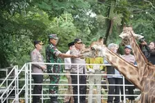 Kapolrestabes Surabaya Bareng Forkopimda Jatim Pastikan Pengunjung Wisata KBS Aman Dan Nyaman