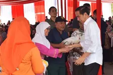 Tekan Dampak Kenaikan Harga Pangan, Jokowi Bagikan Bantuan Beras 10 Kg pada KPM
