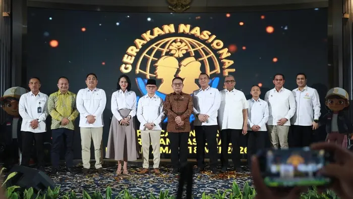 Sejumlah pejabat dan perwakilan lembaga berdiri bersama di atas panggung pada peluncuran Gerakan Nasional Migran Aman.