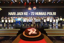Kapolri Memberikan Dua Hadiah Untuk Divisi Humas Polri
