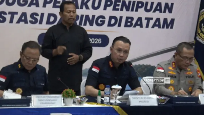 Dirjen Imigrasi, Hendarsam Marantoko (kedua dari kanan)saat konfrensi pers, Jumat (8/5/2026)