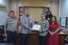 Polri Terima Penghargaan dari KBRI Singapura