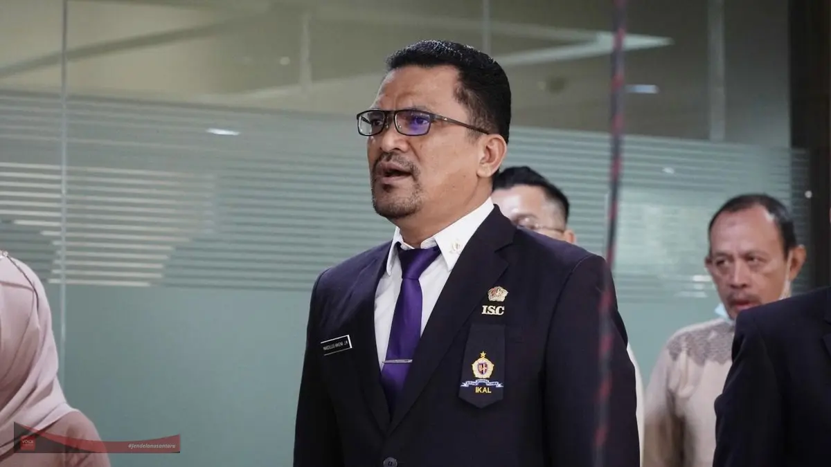 DR. Capt. Marcellus Hakeng Jayawibawa mengenakan jas hitam berlencana IKAL dan ISC dengan dasi ungu tampak berbicara serius saat pelantikan DPP IKAL-Lemhannas di Jakarta.