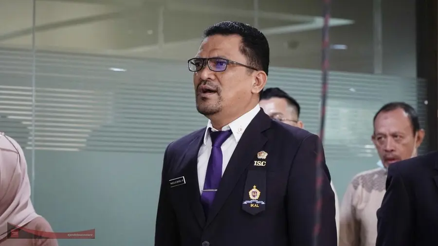 Kasus ABK KM Maulana 3 Jadi Tamparan Keras, Pengamat Desak Perbaikan Pengawasan DR. Capt. Marcellus Hakeng Jayawibawa mengenakan jas hitam berlencana IKAL dan ISC dengan dasi ungu tampak berbicara serius saat pelantikan DPP IKAL-Lemhannas di Jakarta.