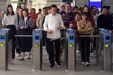 Jokowi Ajak Sejumlah Artis Jajal LRT Jabodetabek, Ayu Dewi: Smooth Jalan Keretanya