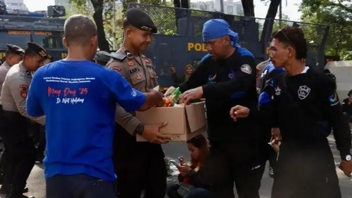 Massa buruh berkumpul di kawasan Monas dengan kehadiran aparat kepolisian yang berjaga secara humanis dalam suasana aman