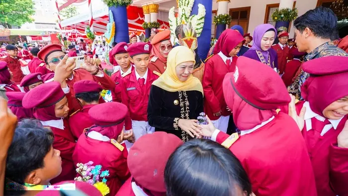 Gubernur Jawa Timur Khofifah Indar Parawansa menyalami siswa siswi dari Sekolah Rakyat Menengah Pertama (SRMP) 15 Mojokerto