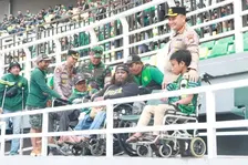 Pertandingan Berjalan Aman dan Lancar di Tengah Pengamanan Polisi, Kapolrestabes antar Penonton Diffable