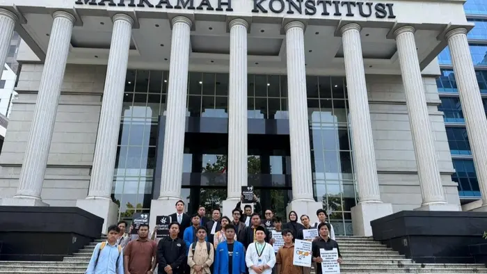 Puluhan kader PMII Jakarta Pusat turun ke kawasan MK membawa pesan moral dan konstitusional: negara wajib hadir secara nyata dalam menjamin keberlangsungan pendidikan pesantren.
