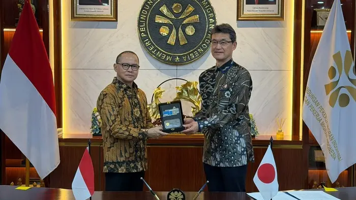 Menteri P2MI Mukhtarudin dan Gubernur Prefektur Miyazaki Jepang Kohno Shunji berfoto bersama sambil memperlihatkan cendera mata usai pertemuan bilateral di Kantor Kementerian P2MI, Jakarta.