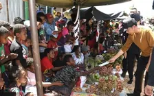 Kunjungi Pasar Youtefa Lama, Jokowi Tanyakan Harga Sembako ke Pedagang Langsung