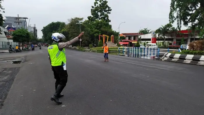 Petugas saat bertugas di jalanan