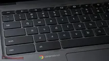 Close-up keyboard Chromebook dengan fokus pada tombol-tombol utama dan desain perangkat yang menjadi representasi digitalisasi pendidikan.