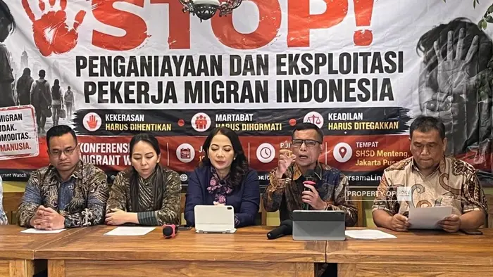 Direktur Eksekutif Migrant Watch, Aznil Tan saat menyampaikan tuntutan tegas yang ditujukan langsung kepada otoritas di kedua negara soal Kasus kekerasan terhadap PMI yang sempat viral di media sosial