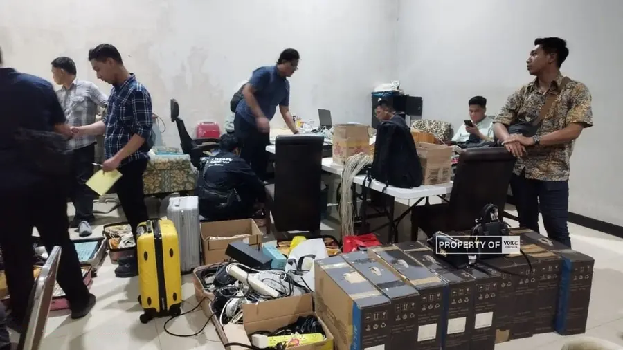 Sebuah rumah yang berlokasi di kawasan Perumahan Puri Eksekutif, Semarang Barat menjadi sarang Sindikat Love Scamming Warga Negara Asing (WNA) Sebuah rumah yang berlokasi di kawasan Perumahan Puri Eksekutif, Semarang Barat menjadi sarang Sindikat Love Scamming Warga Negara Asing (WNA)