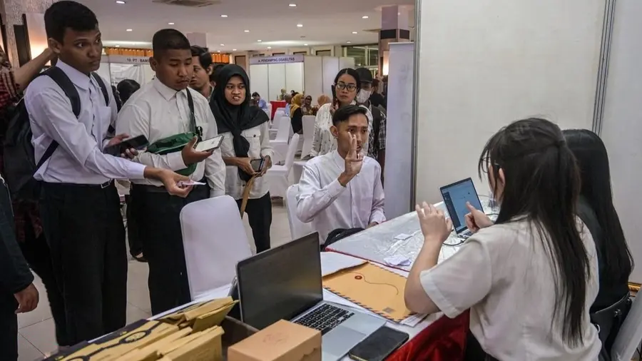 Penyandang disabilitas tuli berpartisipasi dalam proses seleksi kerja dan penempatan tenaga kerja. Penyandang disabilitas tuli berpartisipasi dalam proses seleksi kerja dan penempatan tenaga kerja.