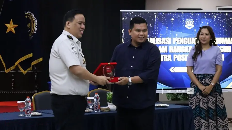 Kepala Bidang Teknologi Informasi dan Komunikasi Keimigrasian Kantor Imigrasi Jakarta Selatan, Daud Satrya Bhirawa menerima Cendramata dari Pemimpin Redaksi VOICEIndonesia.co Anton Sahadi Kepala Bidang Teknologi Informasi dan Komunikasi Keimigrasian Kantor Imigrasi Jakarta Selatan, Daud Satrya Bhirawa menerima Cendramata dari Pemimpin Redaksi VOICEIndonesia.co Anton Sahadi