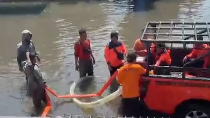 Tim BPBD Jatim saat menguras air banjir di jalan.