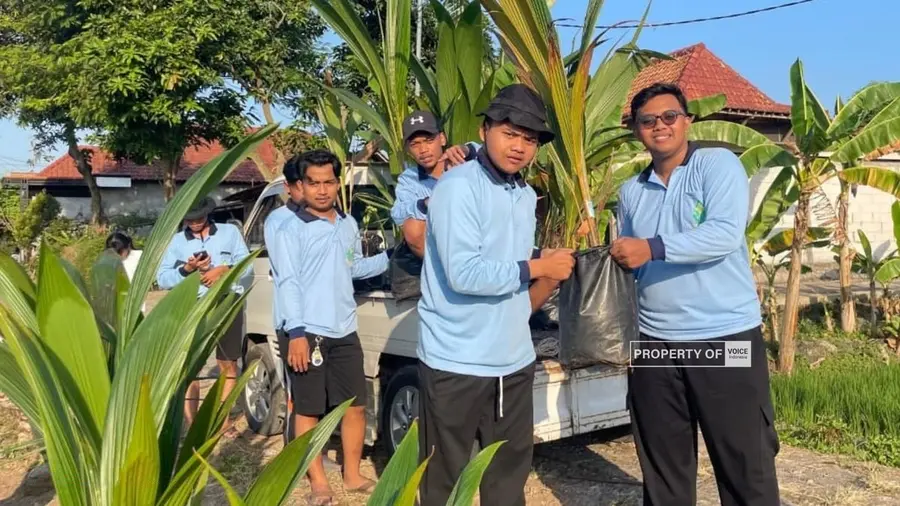 Tanam Puluhan Kelapa Pemdes Dan Mahasiswa Dorong Ketahanan Pangan Penanaman puluhan tunas kelapa oleh mahasiswa Kuliah Kerja Nyata (KKN) Mandiri Inisiatif Terpadu (MIT) ke-22 Posko 163 UIN Walisongo Semarang di area tepi jalan persawahan Desa Sendang Dawuhan, Kecamatan Rowosari, Kabupaten Kendal, Jawa Tengah, Jumat (24/7/2026).