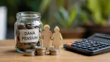 Foto memperlihatkan sebuah toples kaca transparan berisi tumpukan koin logam dengan label kertas bertuliskan "DANA PENSIUN" yang ditempel di bagian depan toples
