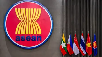 Logo ASEAN dan bendera negara-negara anggotanya. DEFA ditargetkan ditandatangani pada KTT ASEAN ke-49 di Manila, November 2026.