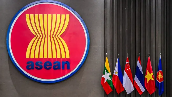 Logo ASEAN dan bendera negara-negara anggotanya. DEFA ditargetkan ditandatangani pada KTT ASEAN ke-49 di Manila, November 2026.