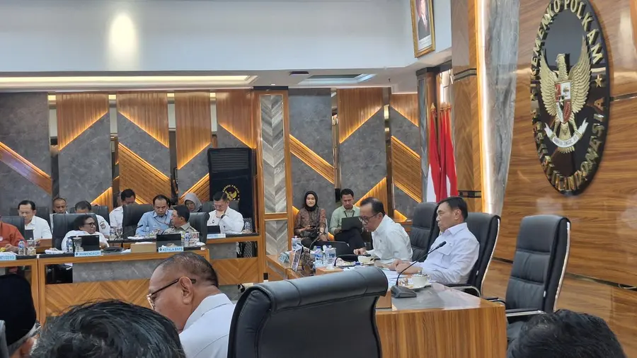 385 Kasus TPPO Tercatat Sepanjang 2025, Pencegahan Dini Masih Jadi PR Menteri Koordinator Politik dan Keamanan (Menko Polkam), Djamari Chaniago (kanan) saat memimpin Rapat Koordinasi.