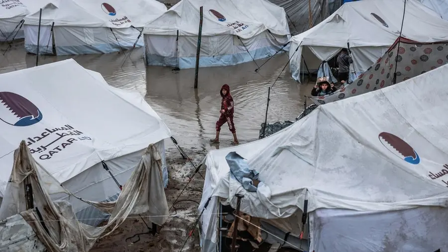 PBB : Sejuta Warga Gaza Terancam Banjir Foto memperlihatkan tenda-tenda pengungsian yang dikelilingi genangan air dan lumpur setelah hujan deras di Gaza. Foto dokumentasi diambil pada Desember 2025 dan digunakan sebagai ilustrasi kondisi kerentanan kamp pengungsian menghadapi musim hujan.
