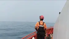 Personel Basarnas Melakukan Pencarian di Selat Sunda