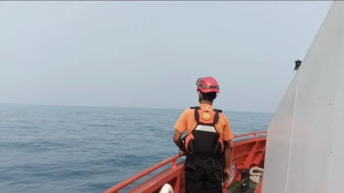 Personel Basarnas Melakukan Pencarian di Selat Sunda