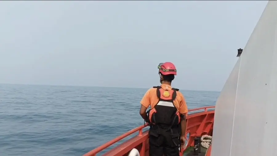 Tim Gabungan Perluas Pencarian Speed Boat Hilang Kontak di Selat Sunda Personel Basarnas Melakukan Pencarian di Selat Sunda
