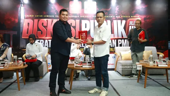 Pimpinan Redaksi voiceindonesia.co Anton Sahadi (kanan) menyerahkan plakat penghargaan kepada Ketua Persatuan Wartawan Indonesia (PWI) Jawa Barat terpilih Tantan Sulthon Bukhawan dalam Diskusi Publik Jilid III bertajuk "Jerat TPPO & Kerentanan PMI: Mengurai Celah Hukum, Jalur Gelap, dan Sistem Perlindungan" yang digelar VOICE Indonesia bersama Bogor Media Siber Network di Bogor, Rabu (09/09/2026).