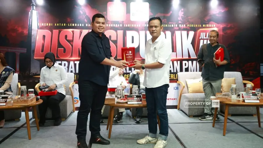 PWI Jabar Bongkar Hambatan Bongkar Kasus TPPO Pimpinan Redaksi voiceindonesia.co Anton Sahadi (kanan) menyerahkan plakat penghargaan kepada Ketua Persatuan Wartawan Indonesia (PWI) Jawa Barat terpilih Tantan Sulthon Bukhawan dalam Diskusi Publik Jilid III bertajuk "Jerat TPPO & Kerentanan PMI: Mengurai Celah Hukum, Jalur Gelap, dan Sistem Perlindungan" yang digelar VOICE Indonesia bersama Bogor Media Siber Network di Bogor, Rabu (09/09/2026).