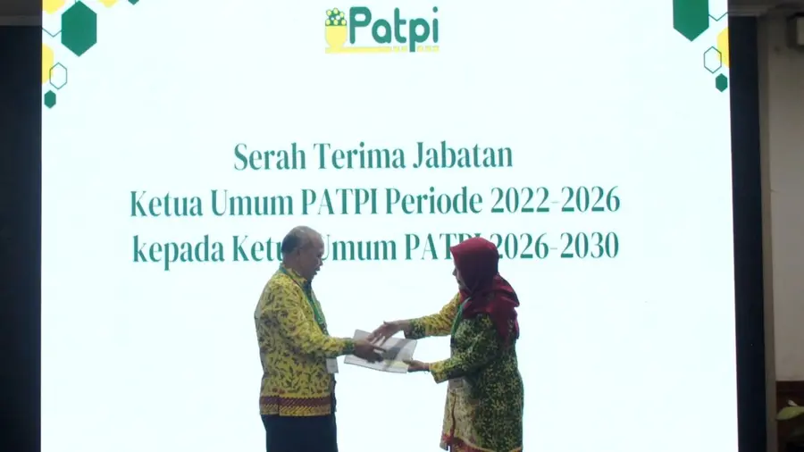 PATPI Tunjuk Prof. Feri Kusnandar Pimpin Ahli Teknologi Pangan, Fokus Kawal Program MBG Foto memperlihatkan momen serah terima jabatan Ketua Umum Perhimpunan Ahli Teknologi Pangan Indonesia (PATPI) di atas panggung, dengan layar besar di latar belakang bertuliskan "Serah Terima Jabatan Ketua Umum PATPI Periode 2022-2026 kepada Ketua Umum PATPI 2026-2030" beserta logo PATPI. Kedua tokoh tampak mengenakan batik bernuansa hijau kuning saat saling menyerahkan berkas jabatan, disaksikan oleh peserta kongres. Di sisi kiri panggung terlihat bendera PATPI, sementara bagian depan panggung dihiasi rangkaian bunga.