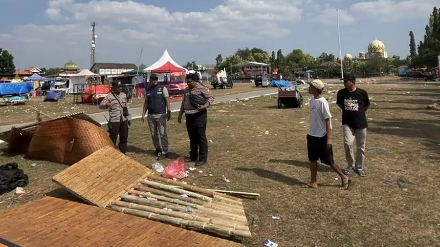 15 Tenda Pameran di Lapangan Sawunggaling Lamongan Roboh Diterjang Angin Kencang 1001226116