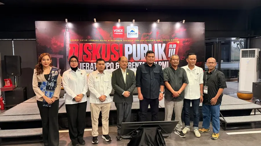 TPPO Mengintai PMI, Jabar Disebut Jadi Provinsi dengan Kasus Tertinggi Para narasumber berdiri bersama di depan backdrop Diskusi Publik III yang digelar Voice Indonesia dan Bogor Media Cyber Network.