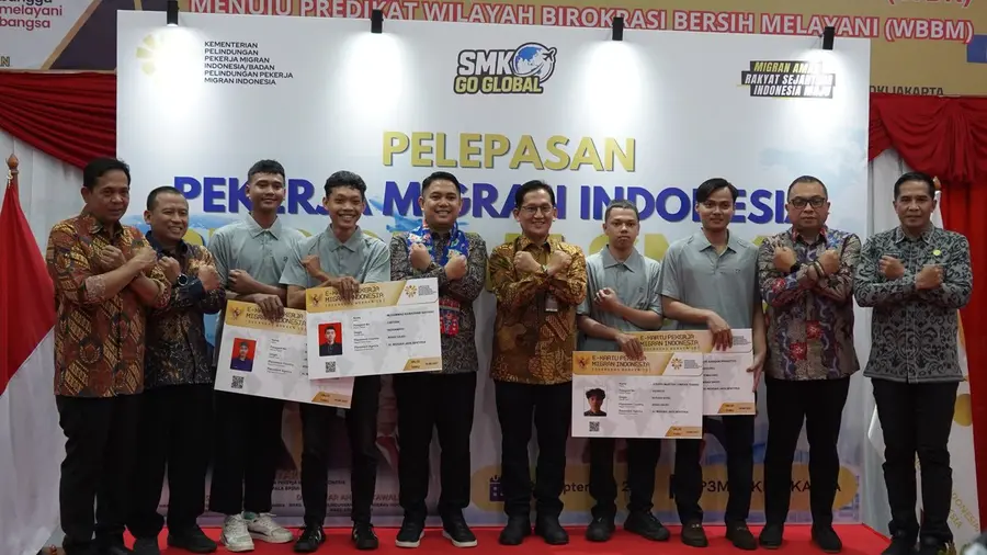 Wamen Dzulfikar: Pekerja Migran RI Diminta Serap Ilmu untuk Hadapi Ledakan Populasi Foto memperlihatkan sepuluh orang berdiri berjajar di atas panggung berkarpet merah dengan latar backdrop bertuliskan "PELEPASAN PEKERJA MIGRAN INDONESIA" dan logo "SMK GO GLOBAL", diapit spanduk "ZONA INTEGRITAS WILAYAH BEBAS KORUPSI (WBK)" dan "MIGRAN AMAN RAKYAT SEJAHTERA INDONESIA MAJU" di bagian atas