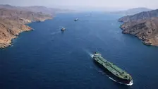 Foto udara memperlihatkan sejumlah kapal, termasuk kapal tanker berukuran besar, melintas di perairan yang diapit kawasan pegunungan. Jalur pelayaran ini menggambarkan pentingnya perairan strategis di kawasan Laut Merah yang menjadi penghubung perdagangan dan pelayaran internasional.