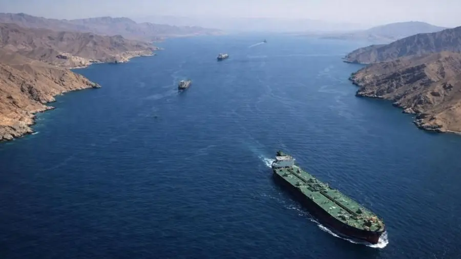 Houthi Kuasai Pesisir Yaman, Iran Ancam Perang Meluas ke Samudra Hindia Foto udara memperlihatkan sejumlah kapal, termasuk kapal tanker berukuran besar, melintas di perairan yang diapit kawasan pegunungan. Jalur pelayaran ini menggambarkan pentingnya perairan strategis di kawasan Laut Merah yang menjadi penghubung perdagangan dan pelayaran internasional.