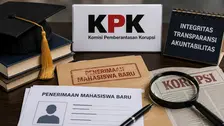 Ilustrasi menampilkan dokumen penerimaan mahasiswa baru, toga, buku akademik, kaca pembesar, serta simbol KPK. Visual menggambarkan pengawasan dan upaya pemberantasan dugaan korupsi dalam proses penerimaan mahasiswa baru di perguruan tinggi.