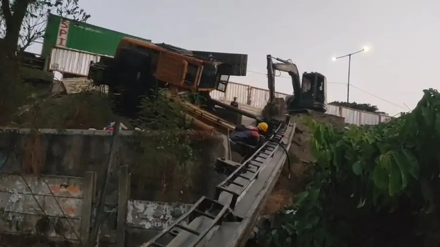 Crane Pemasang Tiang Proyek Jasa Marga Terguling di Jalan H.R. Muhammad Surabaya 1589267