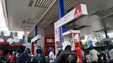 Tampak sejumlah pengendara sepeda motor, termasuk pengemudi ojek daring berjaket hijau bertuliskan "Grab", mengantre di bawah kanopi SPBU sambil menunggu giliran mengisi BBM.