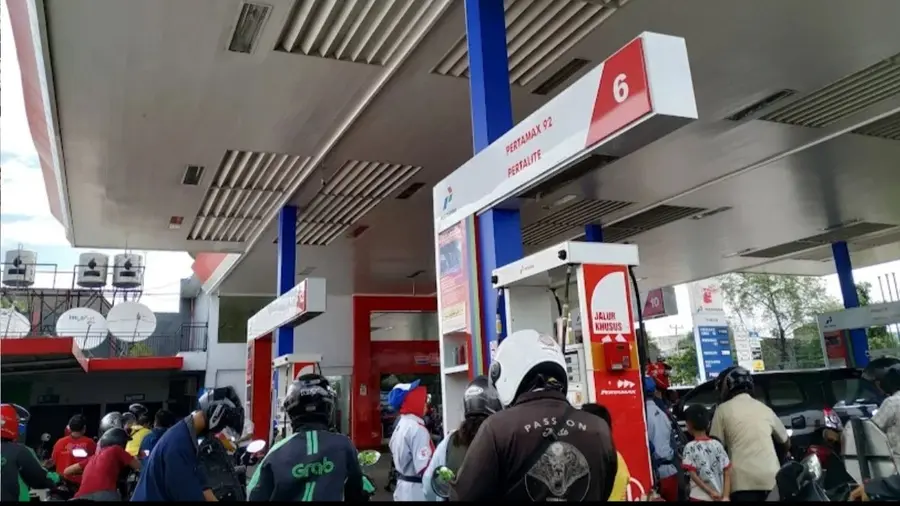 Antrean BBM Membeludak di Makassar, Pertamina Tambah Nozzle di 12 SPBU Tampak sejumlah pengendara sepeda motor, termasuk pengemudi ojek daring berjaket hijau bertuliskan "Grab", mengantre di bawah kanopi SPBU sambil menunggu giliran mengisi BBM.