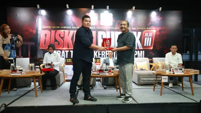 Penyerahan plakat ini sebagai bentuk apresiasi VOICE Indonesia kepada Hariyanto Suwarno atas kontribusinya membedah persoalan perdagangan orang (TPPO) yang menjerat pekerja migran Indonesia, dalam forum diskusi yang turut dihadiri perwakilan Kementerian P2MI, Polda Jawa Barat, LPSK, dan PWI Jawa Barat tersebut.