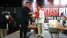 Penyerahan plakat ini sebagai bentuk apresiasi VOICE Indonesia kepada Kementerian P2MI atas kontribusinya membahas persoalan perdagangan orang (TPPO) yang menjerat pekerja migran Indonesia, dalam forum diskusi yang turut dihadiri perwakilan Polda Jawa Barat, LPSK, SBMI, dan PWI Jawa Barat tersebut.