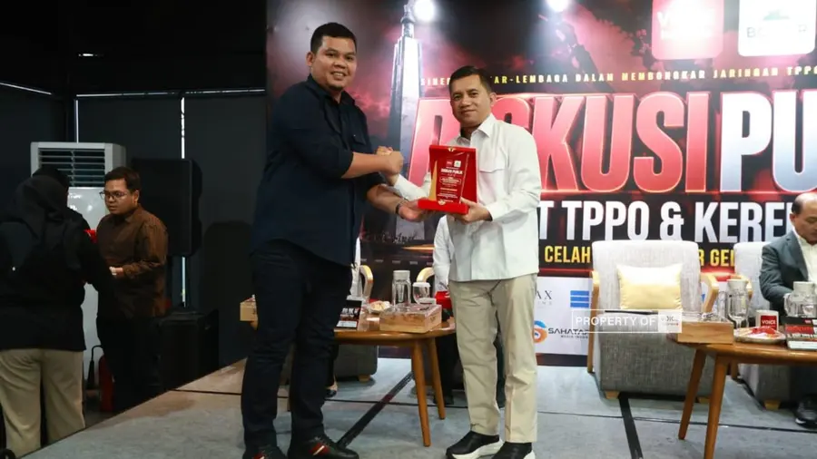 Sindikat TPPO Sudah Go Digital, Kelembagaan Pelindungan PMI Masih Rapuh Penyerahan plakat ini sebagai bentuk apresiasi VOICE Indonesia kepada Kementerian P2MI atas kontribusinya membahas persoalan perdagangan orang (TPPO) yang menjerat pekerja migran Indonesia, dalam forum diskusi yang turut dihadiri perwakilan Polda Jawa Barat, LPSK, SBMI, dan PWI Jawa Barat tersebut.